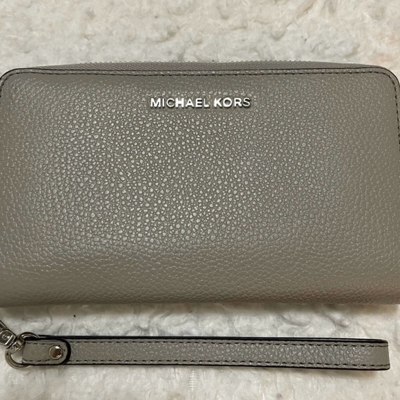 Authentic Michael Michael Kors Large handbag and matching wallet. - Picture 10 of 12